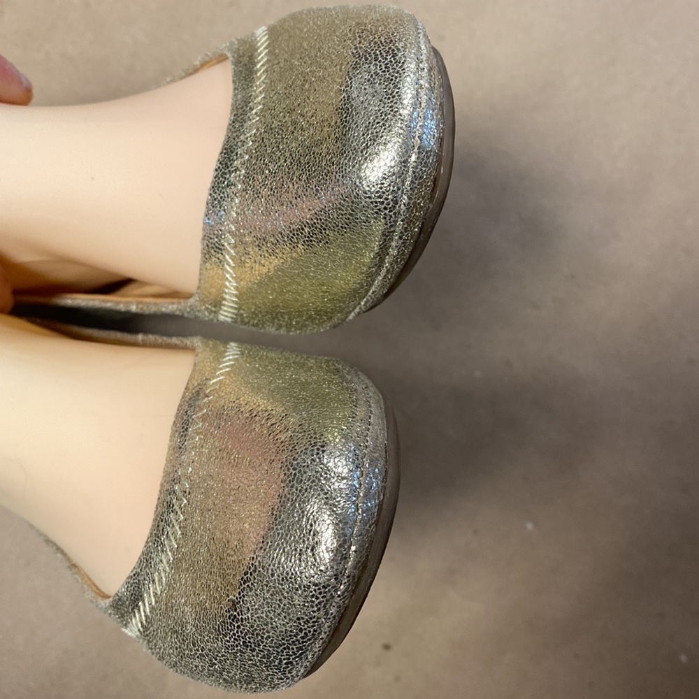 5/$50 Lucky Brand Metallic Gold Emmie Ballet Flats - Picture 3 of 8